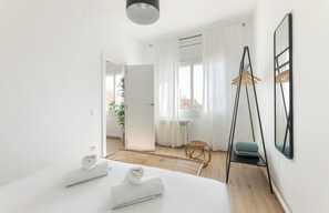 3 bedrooms, iron/ironing board, WiFi, bed sheets - Rossellon Apartment 3 rooms 4 pax Sagrada Familia - newly renovated! FREE WIFI (Barcelona)