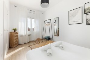 3 bedrooms, iron/ironing board, WiFi, bed sheets - Rossellon Apartment 3 rooms 4 pax Sagrada Familia - newly renovated! FREE WIFI (Barcelona)