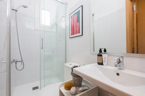 Een haardroger, handdoeken, zeep, shampoo