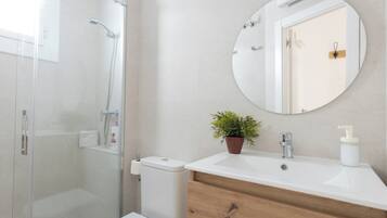 Een haardroger, handdoeken, zeep, shampoo