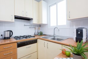 Een koelkast, een magnetron, een oven, een vaatwasser