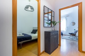 Ein Schlafzimmer mit einem Bett, einem Schminktisch und einem Spiegel an der Wand.