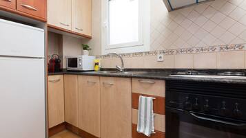 Een koelkast, een magnetron, een oven, een vaatwasser