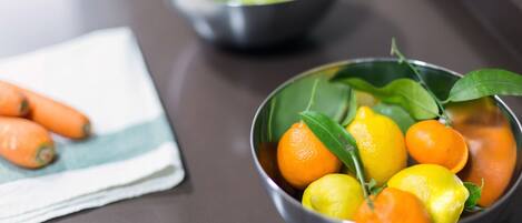 Dos tazones de fruta sobre una bandeja.