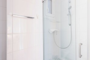 Hair dryer, towels, soap, shampoo - Casa Camelies apartment close to Park Guell - FREE WIFI (Barcelona)
