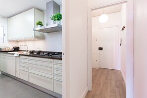 Een koelkast, een microgolfoven, een oven, een vaatwasser