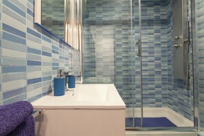 Hair dryer, towels, soap, shampoo - Casa Corsega - Luxurious Apartment 300 meters from Sagrada Familia - FREE WIFI (Barcellona)