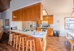 Een koelkast, een magnetron, een oven, een kookplaat