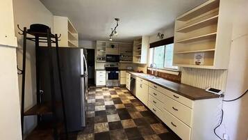 Comfort House | Private kitchen | Full-size fridge, microwave, oven, stovetop