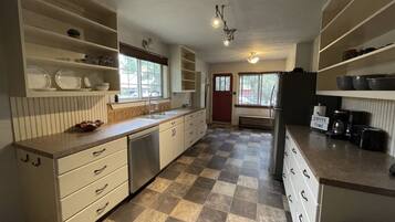 Rumah Comfort | Dapur pribadi | Lemari es besar, microwave, oven, dan kompor