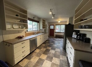 Comfort House | Private kitchen | Full-size fridge, microwave, oven, stovetop