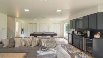 Smart TV, chimenea, futbolito y tenis de mesa