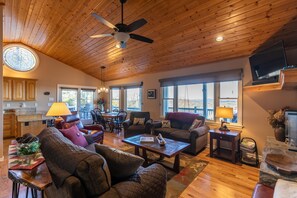 Télévision, cheminée, baby-foot