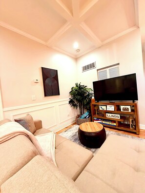 Smart TV, fireplace - Modern Chicago Getaway • Sleeps 6 • Near Downtown (Chicago)