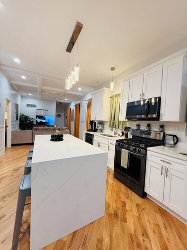 Modern Chicago Getaway • Sleeps 6 • Near Downtown
