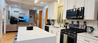 Modern Chicago Getaway • Sleeps 6 • Near Downtown