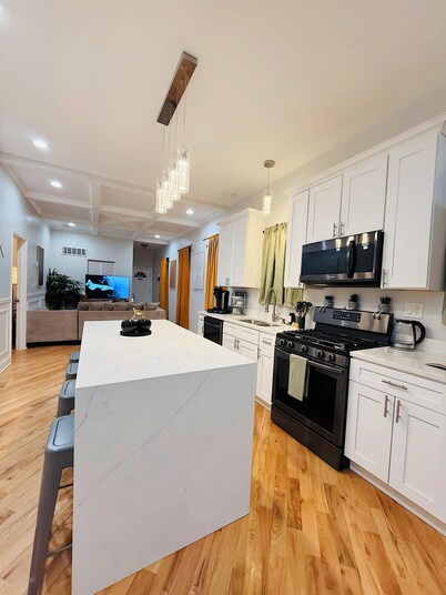 Modern Chicago Getaway • Sleeps 6 • Near Downtown