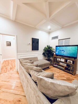 Smart TV, fireplace - Modern Chicago Getaway • Sleeps 6 • Near Downtown (Chicago)