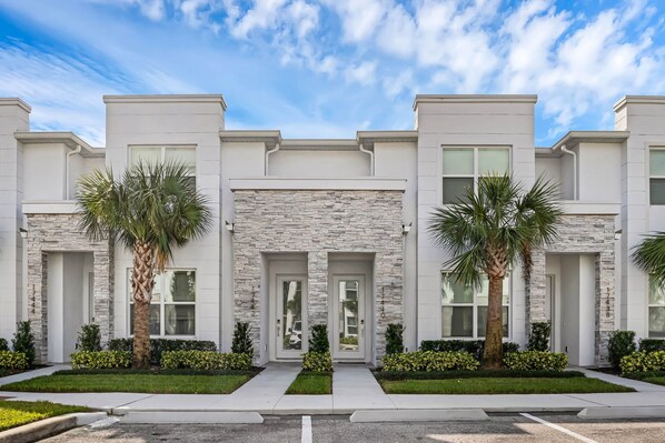 Exterior - Luxury Townhome with private plunge pool located near Disney (Clermont)