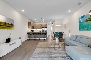 Living area - Luxury Townhome with private plunge pool located near Disney (Clermont)