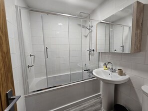 Mökki | Kylpyhuone | Suihku, hiustenkuivaaja