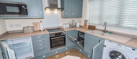 Cottage | Private kitchen | Fridge, dishwasher, electric kettle, toaster