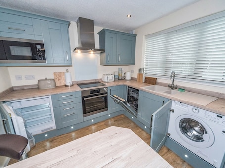Cottage | Private kitchen | Fridge, dishwasher, electric kettle, toaster