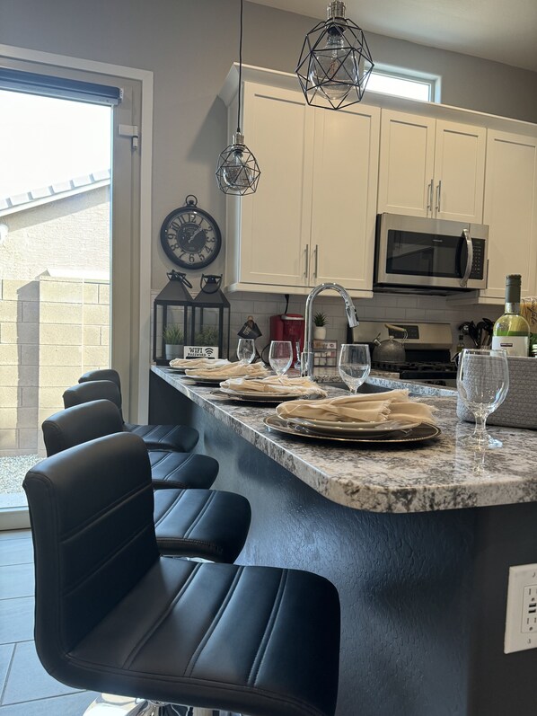 Fridge, microwave, oven, stovetop - SPARKLING CLEAN, Modern 1 BR Guesthouse (Buckeye)