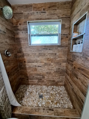 Dusche, Haartrockner, HandtĂŒcher, Seife