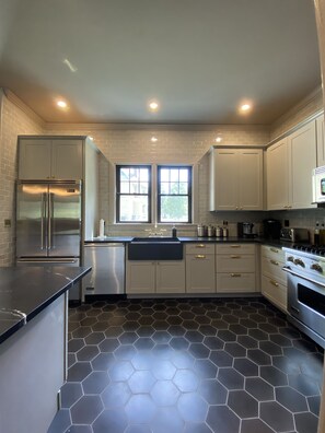 Kitchen islands - Newly Renovated Designer 3-BR / 2-BTH Carriage House in Athens! (Athens)