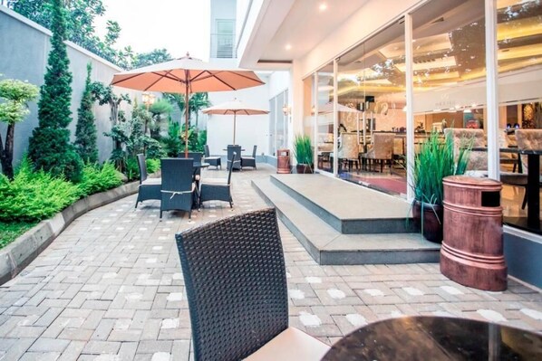 屋外ダイニングエリア