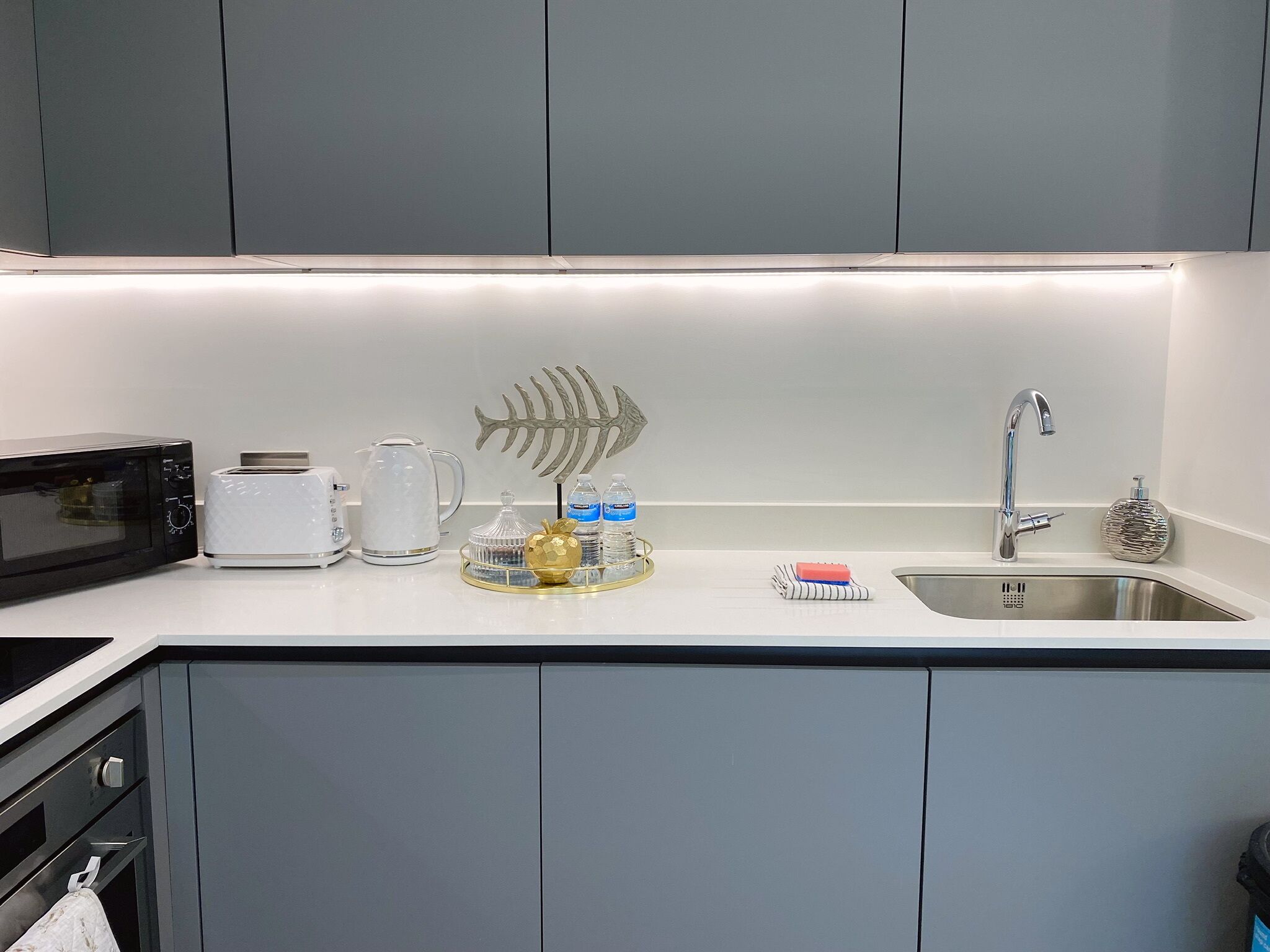 Apartment, Private Bathroom (Newpointe Stunning) | Private kitchen