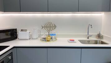 Apartment, Private Bathroom (Newpointe Stunning) | Private kitchen
