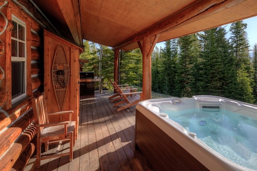 Relax & Adventure! True Ski-in/ski-out, Cozy Cowboy Heaven Cabin, Hot Tub, Views