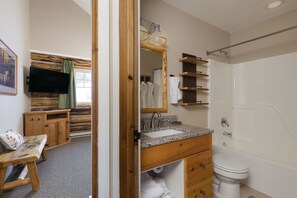 Kombination af bruser/badekar, hårtørrer, håndklæder, Sæbe