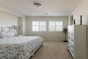 4 bedrooms, desk, iron/ironing board, free WiFi