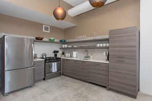 雪櫃、微波爐、焗爐、爐具