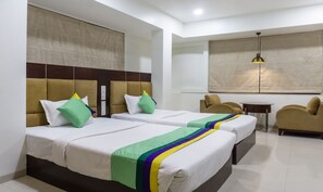 Quarto luxo | Cofres nos quartos, escrivaninha, ferros/tábuas de passar roupa