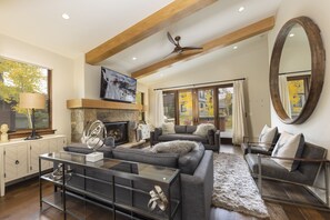 تلفزيون، مدفأة، ستيريو