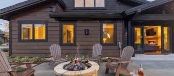 LUXURY HOME by the river! Walk to Shuttle, Hot Tub, Fire Pit, designer finishes!!