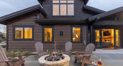 LUXURY HOME by the river! Walk to Shuttle, Hot Tub, Fire Pit, designer finishes!!