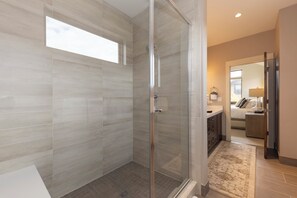 Combined shower/bathtub, hair dryer, towels, soap - LUXURY HOME by the river! Walk to Shuttle, Hot Tub, Fire Pit, designer finishes!! (Breckenridge)