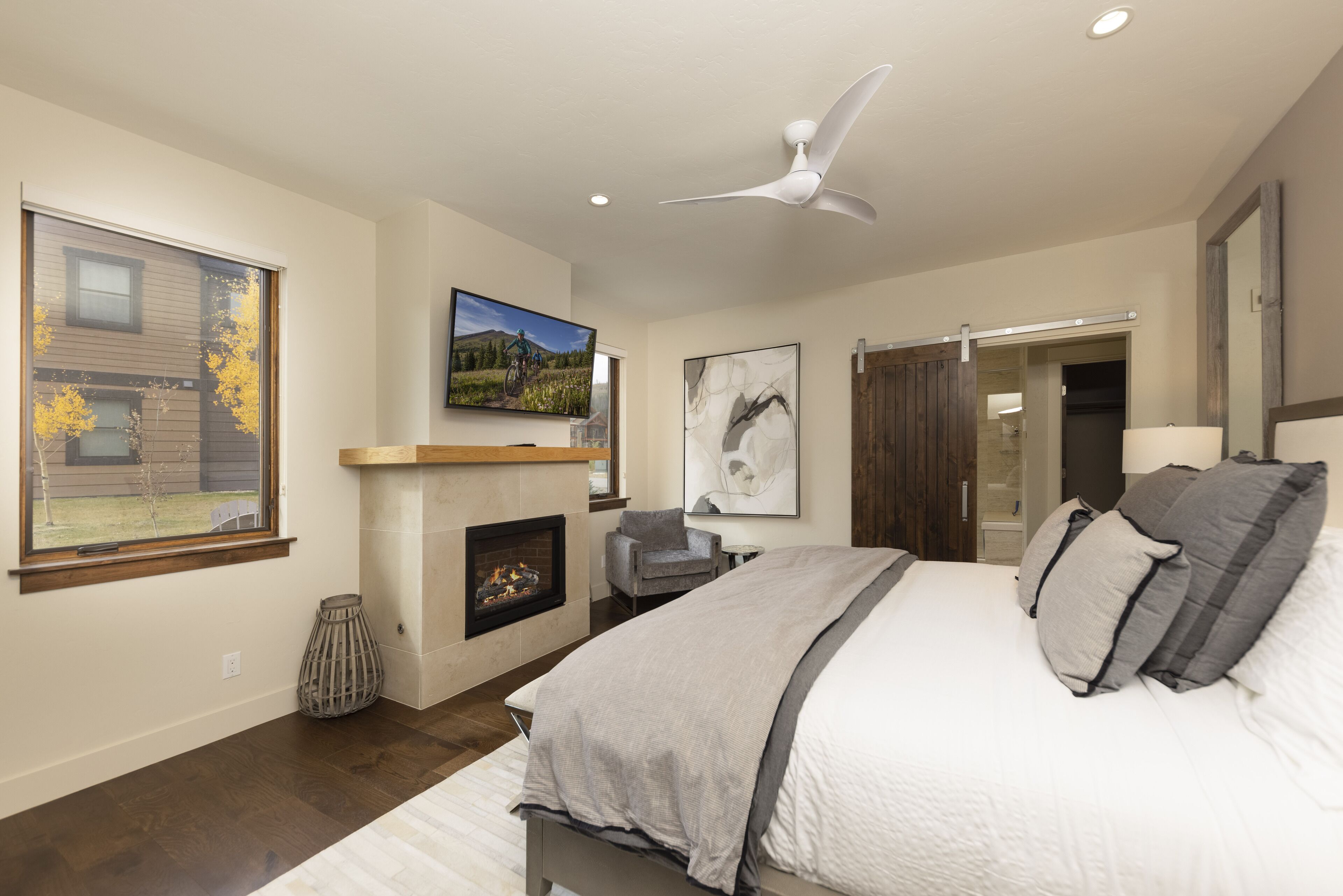 4 bedrooms, iron/ironing board, WiFi, bed sheets
