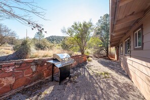 Property grounds - Remodeled, Centrally Located in Sedona 2 Bed / 2 Bath Home (Sedona)