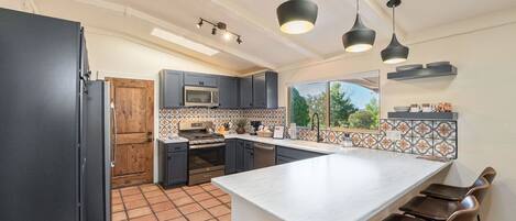 Geladeira, micro-ondas, fogão, cooktop