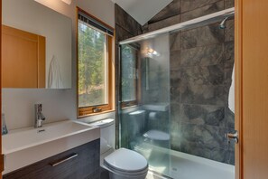 Ensemble douche/baignoire, sèche-cheveux, serviettes fournies