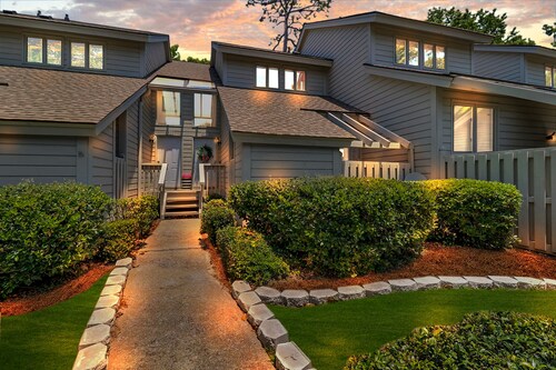 Spacious townhome located in Shipyard.
STR permit #026479 Town of Hilton Head.