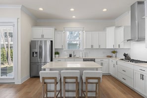 Großer Kühlschrank, Mikrowelle, Ofen, Herdplatte