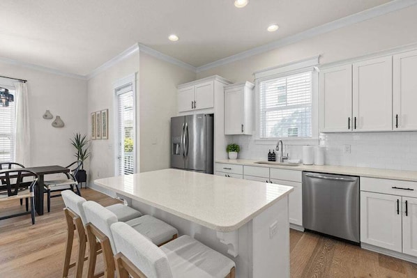 Großer Kühlschrank, Mikrowelle, Ofen, Herdplatte