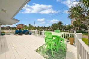 Outdoor dining - Deep water access w/ 65ft inland slip! Private Beach access! Water Taxi! (Destin)